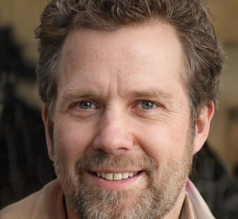 Ritratto professionale di Marco Benedetti, senior UI designer e docente con oltre 12 anni di esperienza nel design digitale