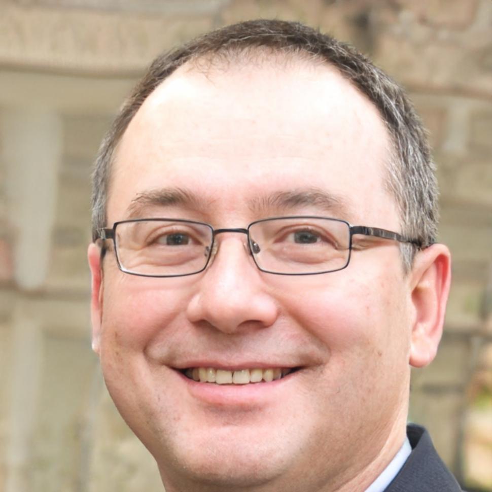 Esperto in apprendimento online che condivide strategie efficaci